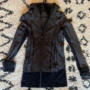 Black/Grey Lululemon zip up. Size SMALL. No tags, I’m good condition!